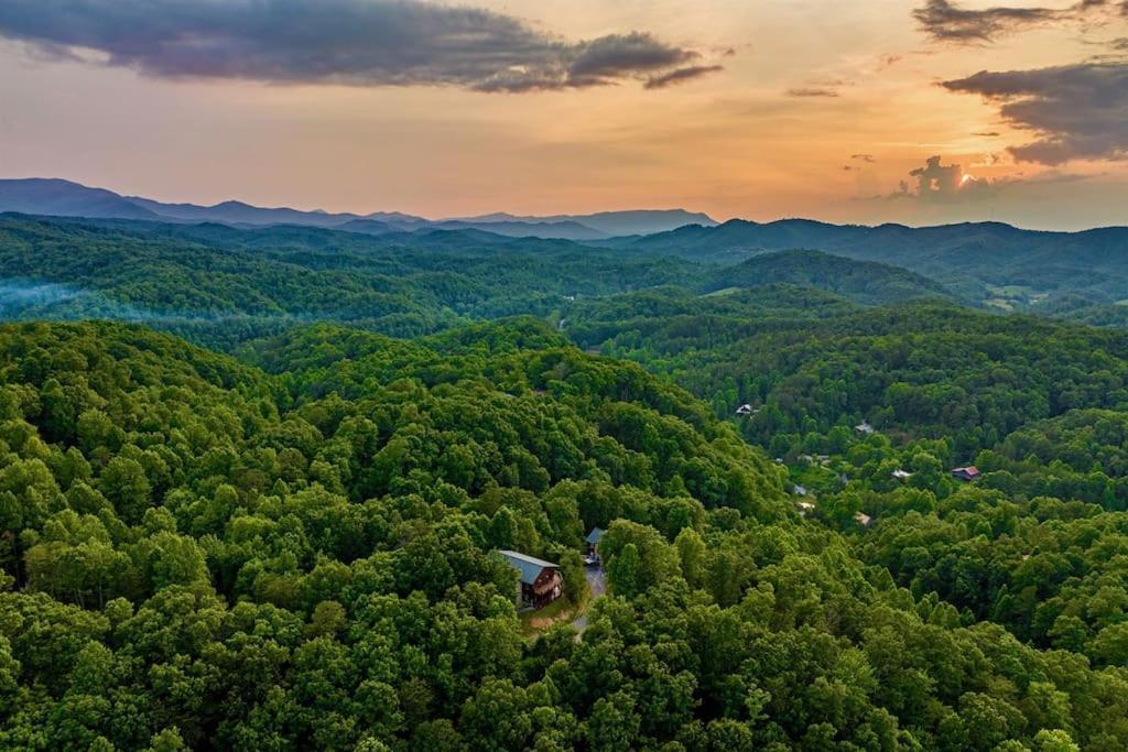Panorama Mountain View Cabin, Less Than 10 Miles From Gatlinburg And Dollywood, Dog Friendly, 6 Bedrooms Sleeps 17, Fire Pit, Hottub, Washer Dryer, Fully Loaded Kitchen, Gameroom With A Tv, Pool Table, Arcade, Air Hockey, And Foosball Севьервилл Экстерьер фото