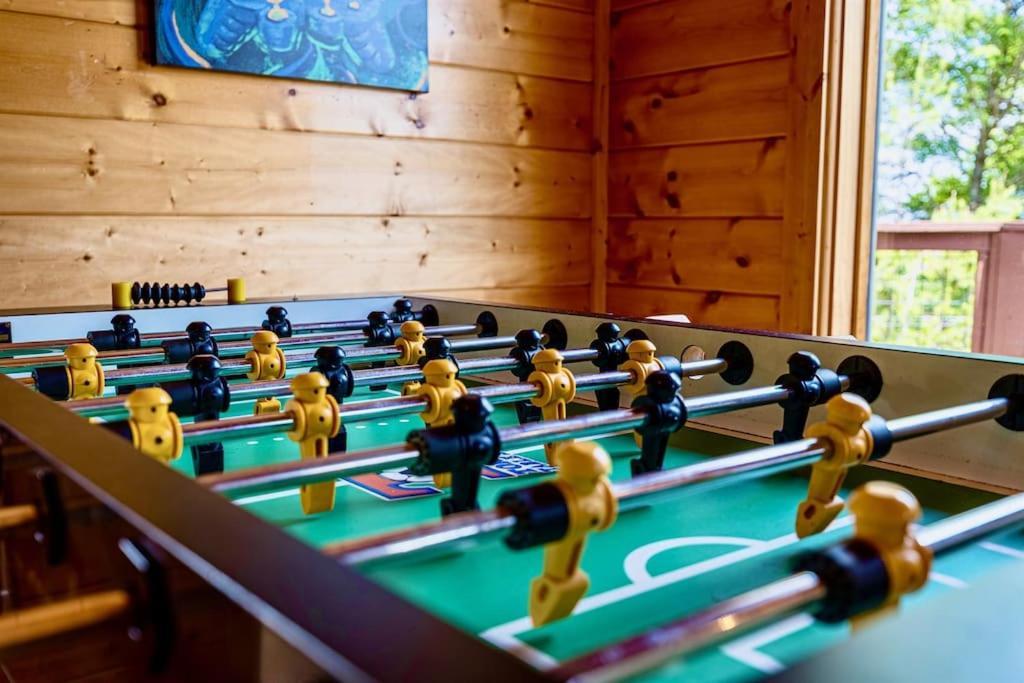 Panorama Mountain View Cabin, Less Than 10 Miles From Gatlinburg And Dollywood, Dog Friendly, 6 Bedrooms Sleeps 17, Fire Pit, Hottub, Washer Dryer, Fully Loaded Kitchen, Gameroom With A Tv, Pool Table, Arcade, Air Hockey, And Foosball Севьервилл Экстерьер фото