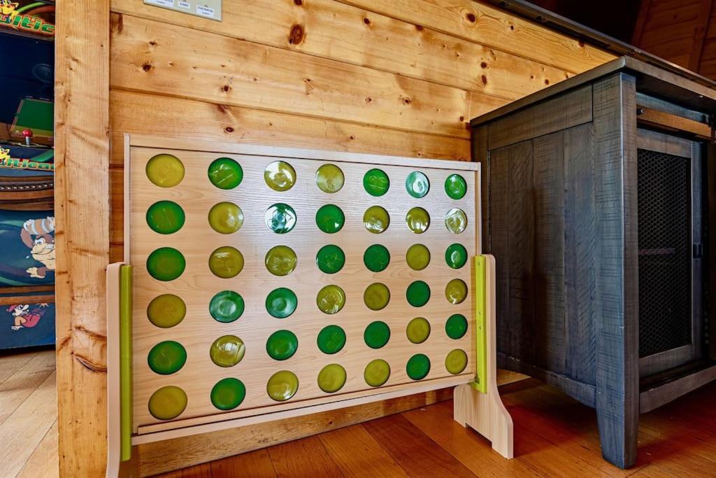 Panorama Mountain View Cabin, Less Than 10 Miles From Gatlinburg And Dollywood, Dog Friendly, 6 Bedrooms Sleeps 17, Fire Pit, Hottub, Washer Dryer, Fully Loaded Kitchen, Gameroom With A Tv, Pool Table, Arcade, Air Hockey, And Foosball Севьервилл Экстерьер фото