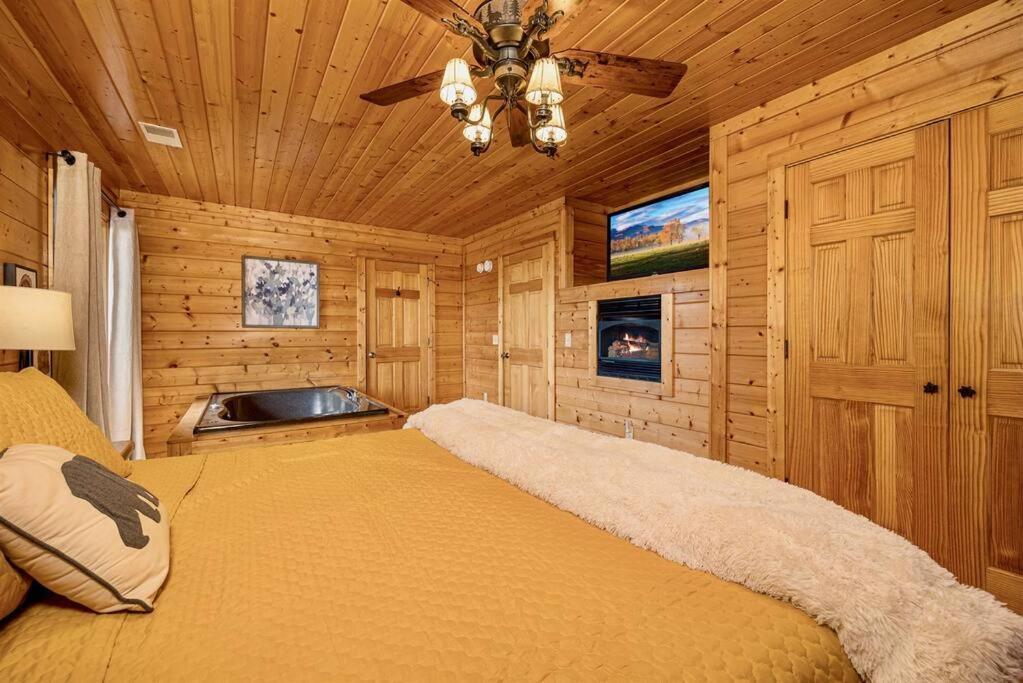 Panorama Mountain View Cabin, Less Than 10 Miles From Gatlinburg And Dollywood, Dog Friendly, 6 Bedrooms Sleeps 17, Fire Pit, Hottub, Washer Dryer, Fully Loaded Kitchen, Gameroom With A Tv, Pool Table, Arcade, Air Hockey, And Foosball Севьервилл Экстерьер фото