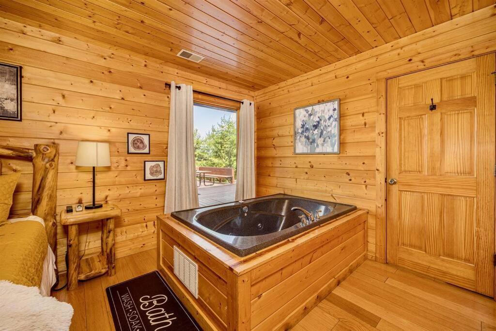 Panorama Mountain View Cabin, Less Than 10 Miles From Gatlinburg And Dollywood, Dog Friendly, 6 Bedrooms Sleeps 17, Fire Pit, Hottub, Washer Dryer, Fully Loaded Kitchen, Gameroom With A Tv, Pool Table, Arcade, Air Hockey, And Foosball Севьервилл Экстерьер фото
