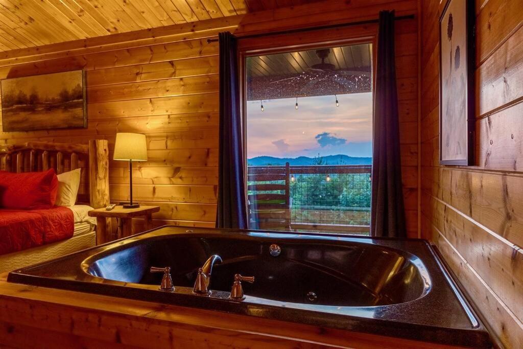 Panorama Mountain View Cabin, Less Than 10 Miles From Gatlinburg And Dollywood, Dog Friendly, 6 Bedrooms Sleeps 17, Fire Pit, Hottub, Washer Dryer, Fully Loaded Kitchen, Gameroom With A Tv, Pool Table, Arcade, Air Hockey, And Foosball Севьервилл Экстерьер фото