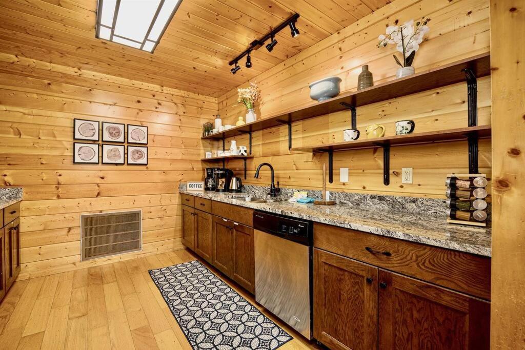 Panorama Mountain View Cabin, Less Than 10 Miles From Gatlinburg And Dollywood, Dog Friendly, 6 Bedrooms Sleeps 17, Fire Pit, Hottub, Washer Dryer, Fully Loaded Kitchen, Gameroom With A Tv, Pool Table, Arcade, Air Hockey, And Foosball Севьервилл Экстерьер фото