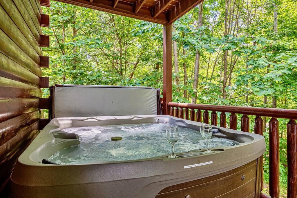 Panorama Mountain View Cabin, Less Than 10 Miles From Gatlinburg And Dollywood, Dog Friendly, 6 Bedrooms Sleeps 17, Fire Pit, Hottub, Washer Dryer, Fully Loaded Kitchen, Gameroom With A Tv, Pool Table, Arcade, Air Hockey, And Foosball Севьервилл Экстерьер фото