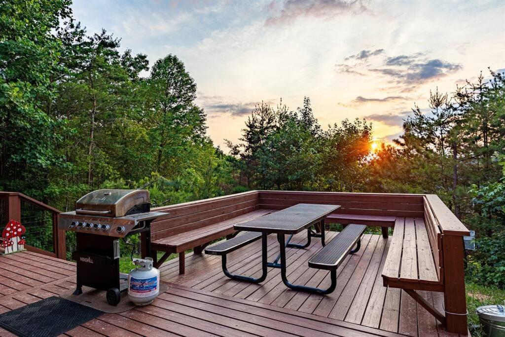 Panorama Mountain View Cabin, Less Than 10 Miles From Gatlinburg And Dollywood, Dog Friendly, 6 Bedrooms Sleeps 17, Fire Pit, Hottub, Washer Dryer, Fully Loaded Kitchen, Gameroom With A Tv, Pool Table, Arcade, Air Hockey, And Foosball Севьервилл Экстерьер фото