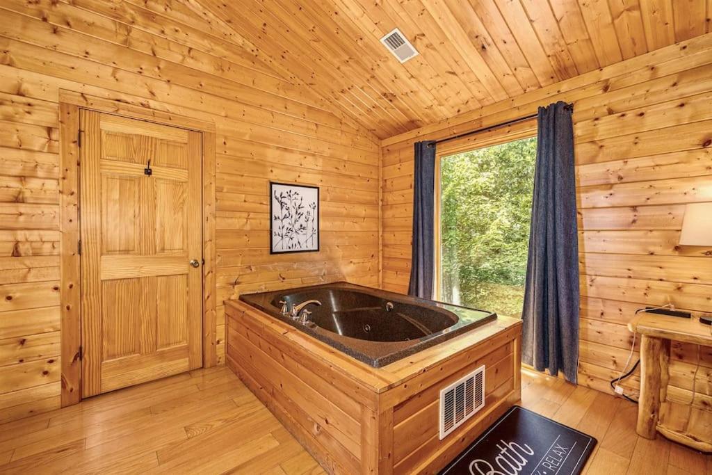 Panorama Mountain View Cabin, Less Than 10 Miles From Gatlinburg And Dollywood, Dog Friendly, 6 Bedrooms Sleeps 17, Fire Pit, Hottub, Washer Dryer, Fully Loaded Kitchen, Gameroom With A Tv, Pool Table, Arcade, Air Hockey, And Foosball Севьервилл Экстерьер фото